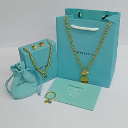beautiful gift set, it comes with 4 pieces 