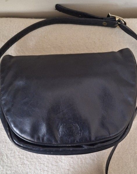 STONE MOUNTAIN BLACK GENUINE BUTTER SOFT LEATHER CROSSBODY PURSE