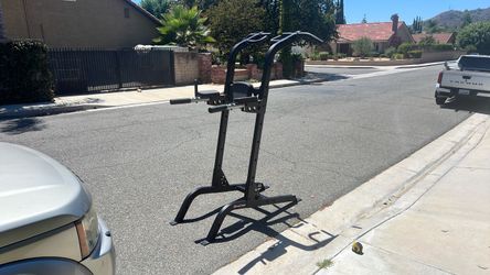 Fitness Station: Pull-up, knee up, dips, Vertical station
