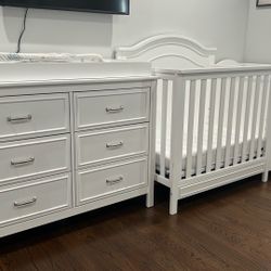 CRIB AND DRAWERS SET