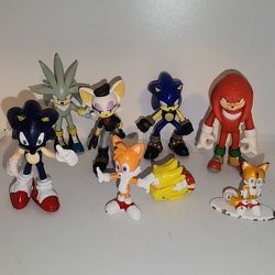 lot of mini figures Sonic the Hedgehog, Knuckles, Tails, Rebel Rouge and Silver