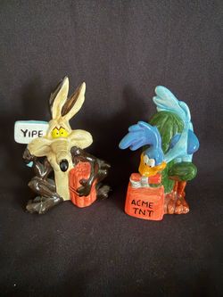 Looney Tunes Wile E Coyote Road Runner Ceramic Salt and Pepper Shakers VTG 1993