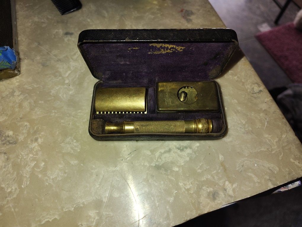 2 Different Types Of Vintage Razors
