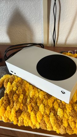 Xbox series s pick up only,all cords come with it but no controller it’s fully reseted for the next owner