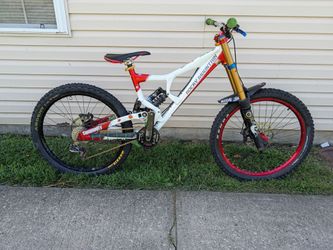 Rocky mountain flatline World Cup downhill bike rides shifts and stops GREAT