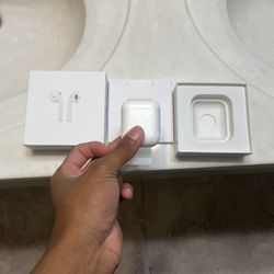 Apple AirPods (2nd Generation) Wireless Ear Buds, Bluetooth Headphones with Lightning Charging Case Included, Over 24 Hours of Battery Life, Effortles
