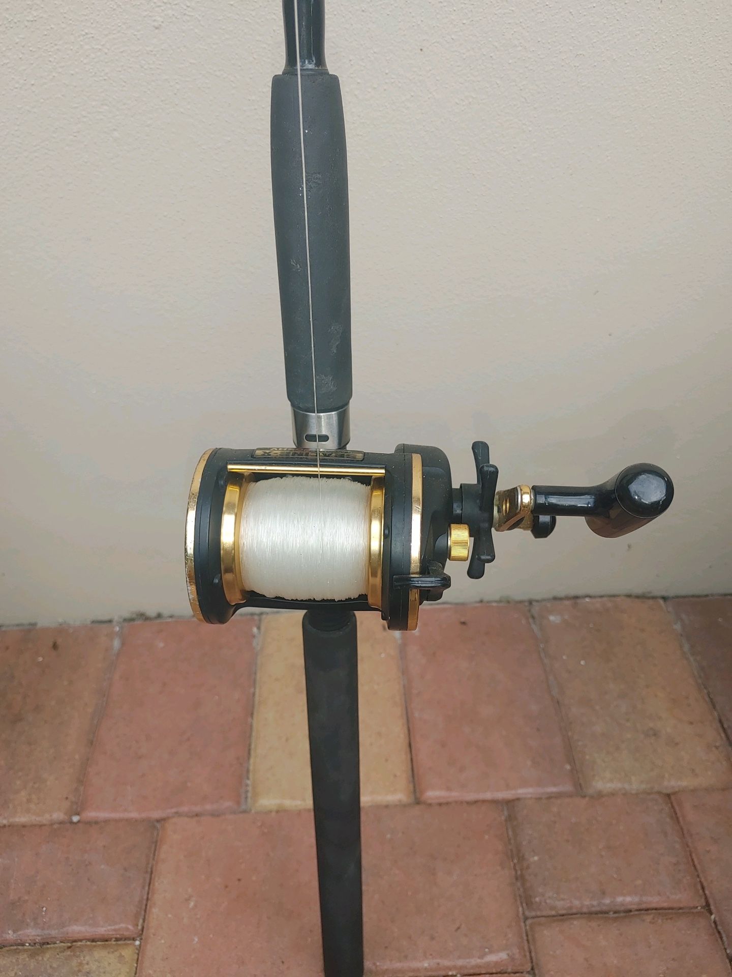 Preowned Kunnan fishing pole rod and reel