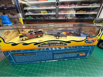 Hotwheels Fireworkz (truck & boat set)