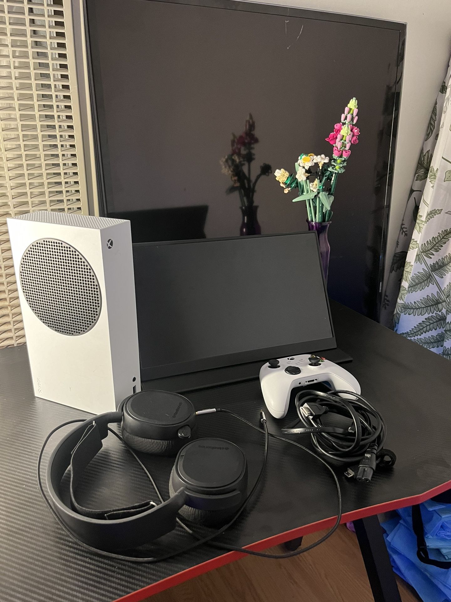 Xbox S, Portable Monitor, Headphones 150 Todo 