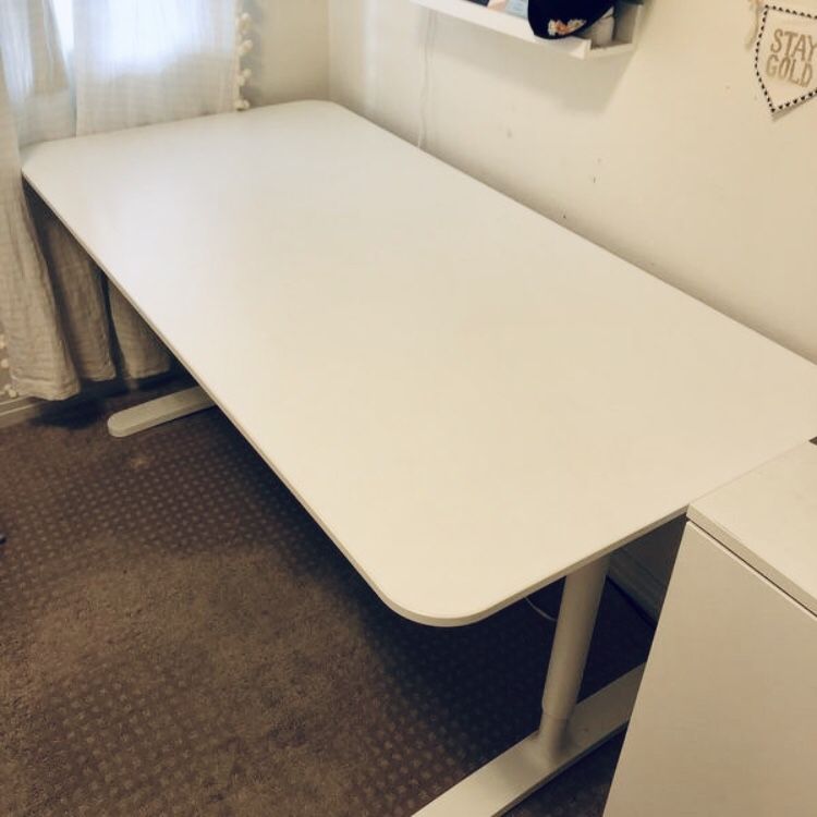 Adjustable pure white IKEA Bekant Desk. Willing to deliver within 5-10 miles!