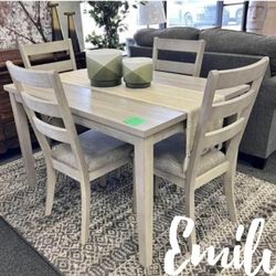 Beautiful ‼️5-Pc Light Gray Dining Set 