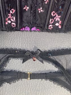 New Victoria Secret Set Bra Corset Large Garter Belt XL Pink Flowers Sheer  Lace. for Sale in Tucson, AZ