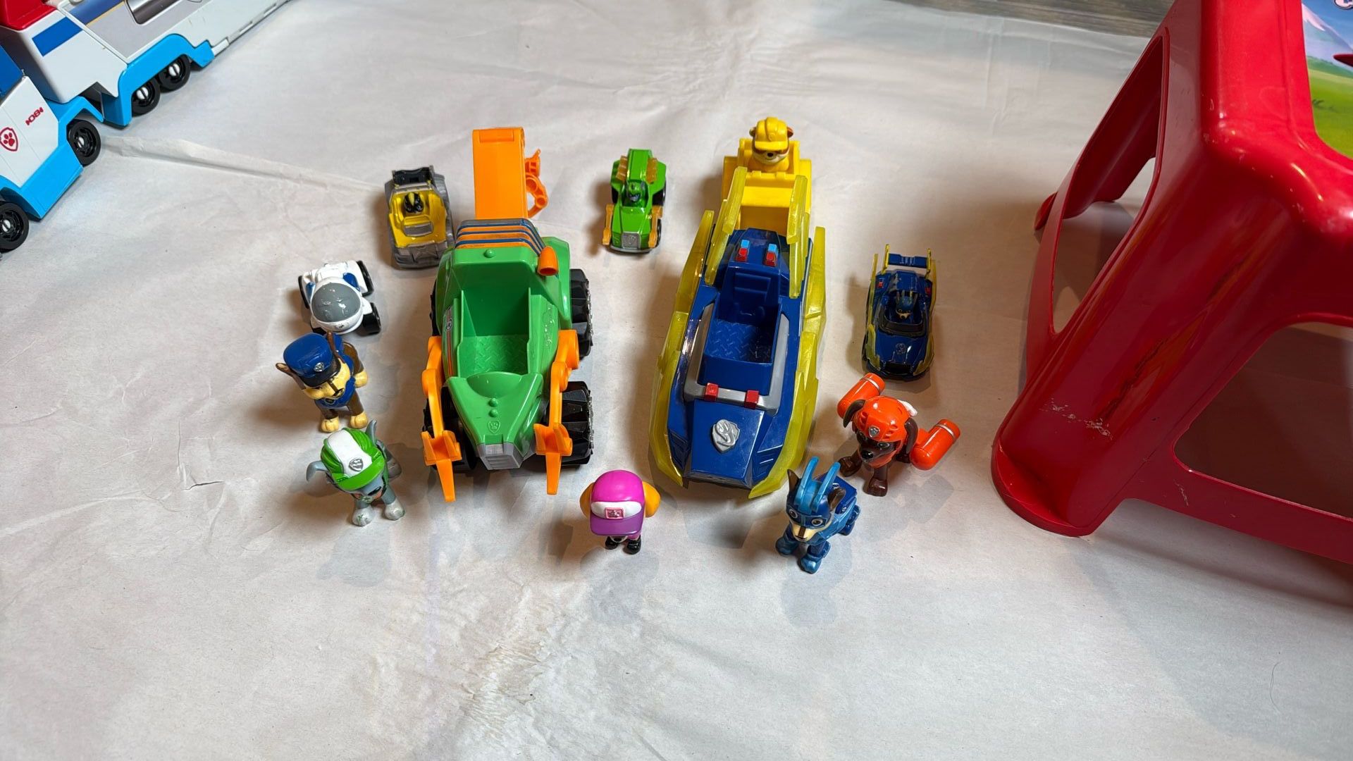 Paw patrol Toy Set + Arditex Paw Patrol Stool, Multi-Colour, 27 x 27 x 21 cm