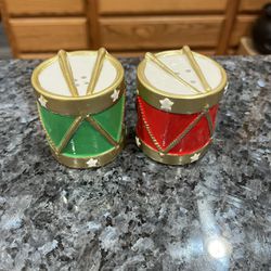Vintage Ceramic Drums Red And green Pair Of Salt And Pepper Shakers.  Brand New Never Used