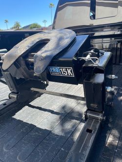 Fifth wheel trailer hitch