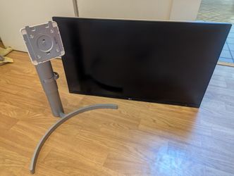 LG 32UN650K 32" UltraFine™ IPS 4K UHD HDR10 Monitor - White