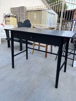 Black Desk