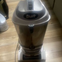 Shark Bagless Professional