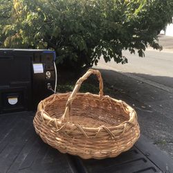 New Born Baby Portable Crib Basket or Small Pet Dog Cat Bed Wicker Basket or Gift Basket like New 