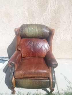 Couch Of Leather Of Good Condition.