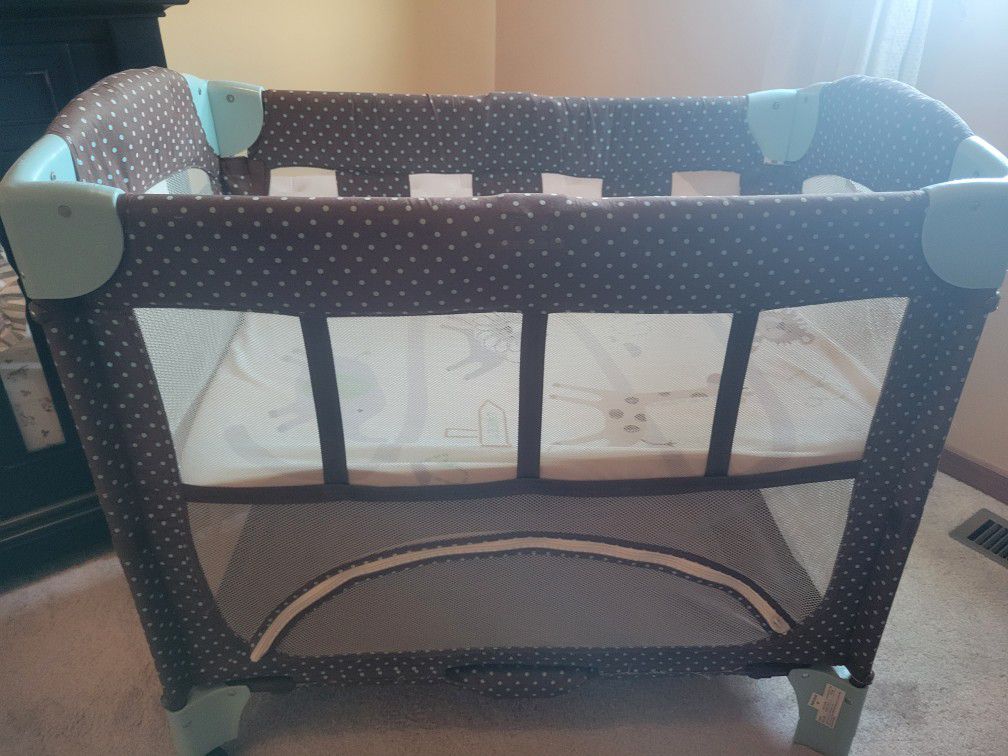 Co Sleeper BASINET CRIB With a Bed Attachment 