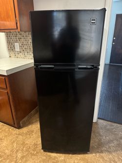 RCA Black Top-Freezer Refrigerator