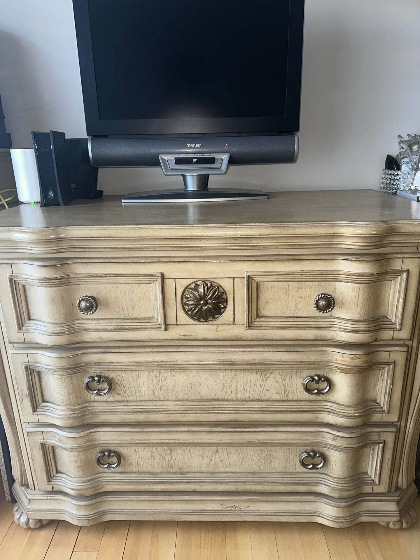 High Quality Antique Beige Dresser / Cabinet 3 Drawer 