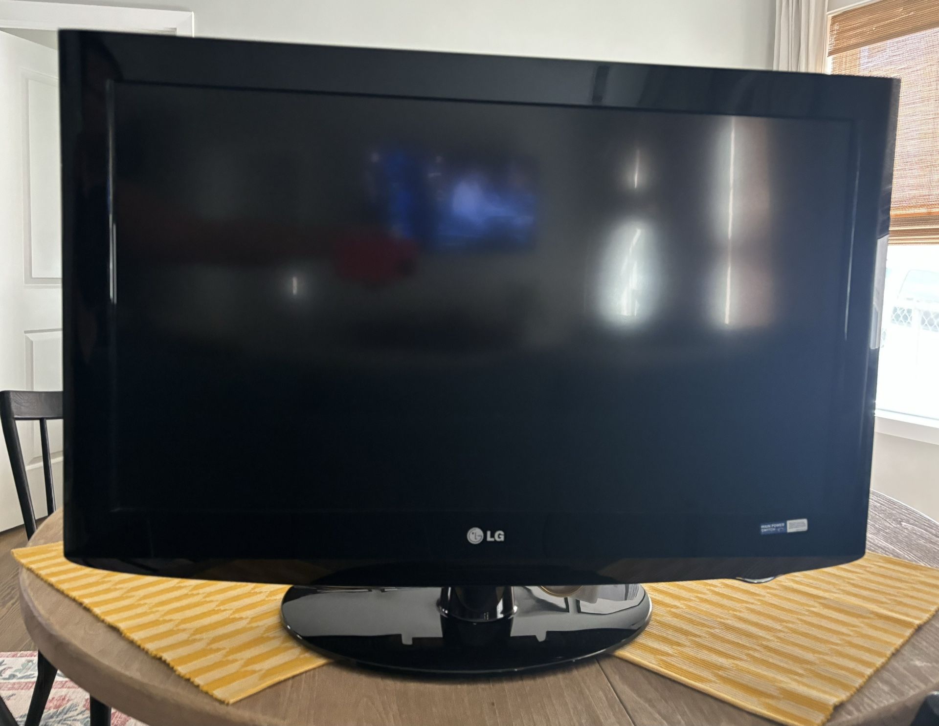 32in LG TV