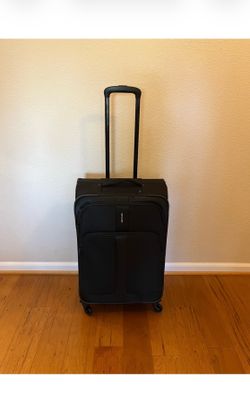 New 24” Checked Softside Spinner Luggage/Suitcase Black