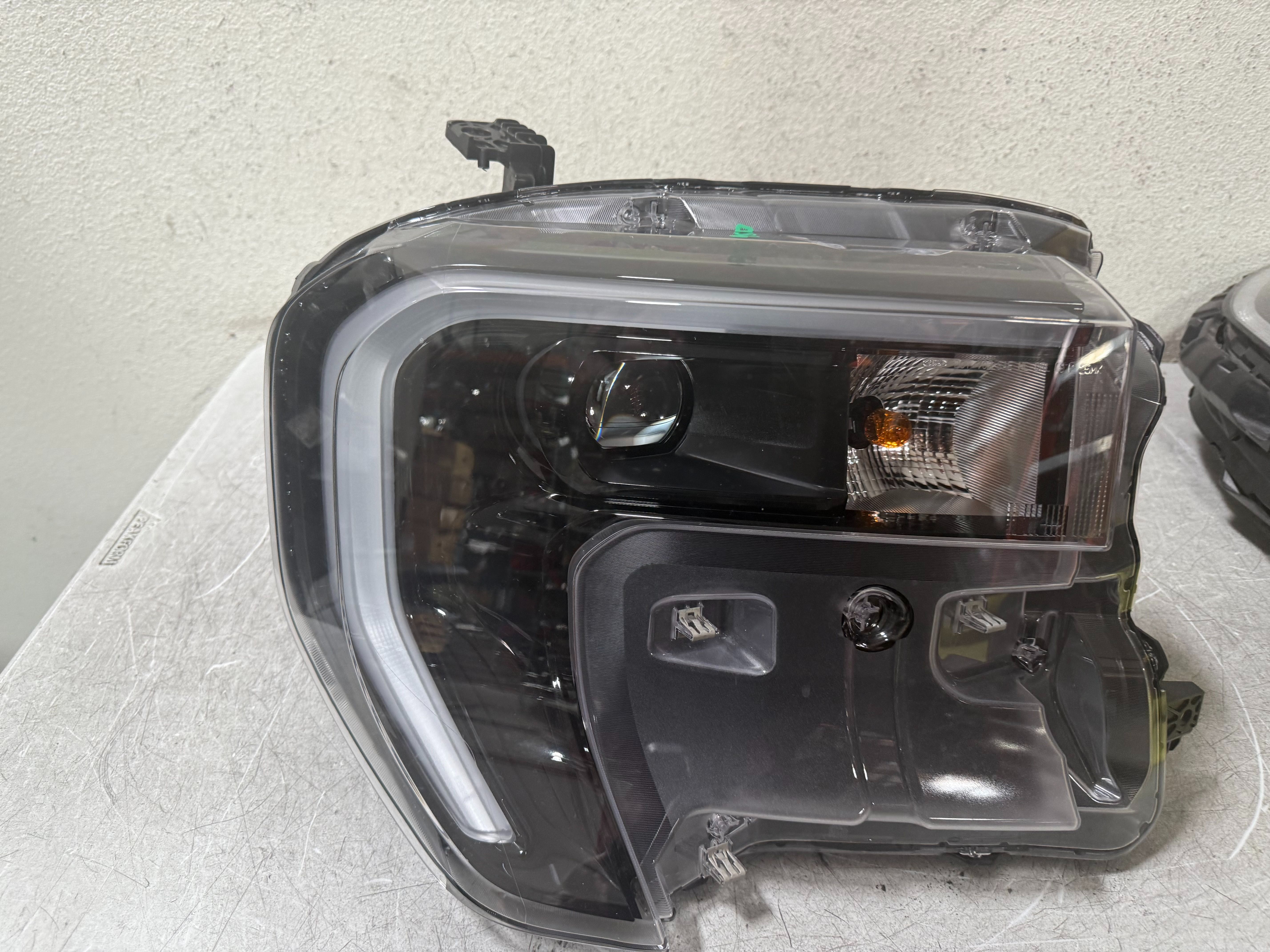 FORD MAVRICK RIGHT HEADLIGHT 2025