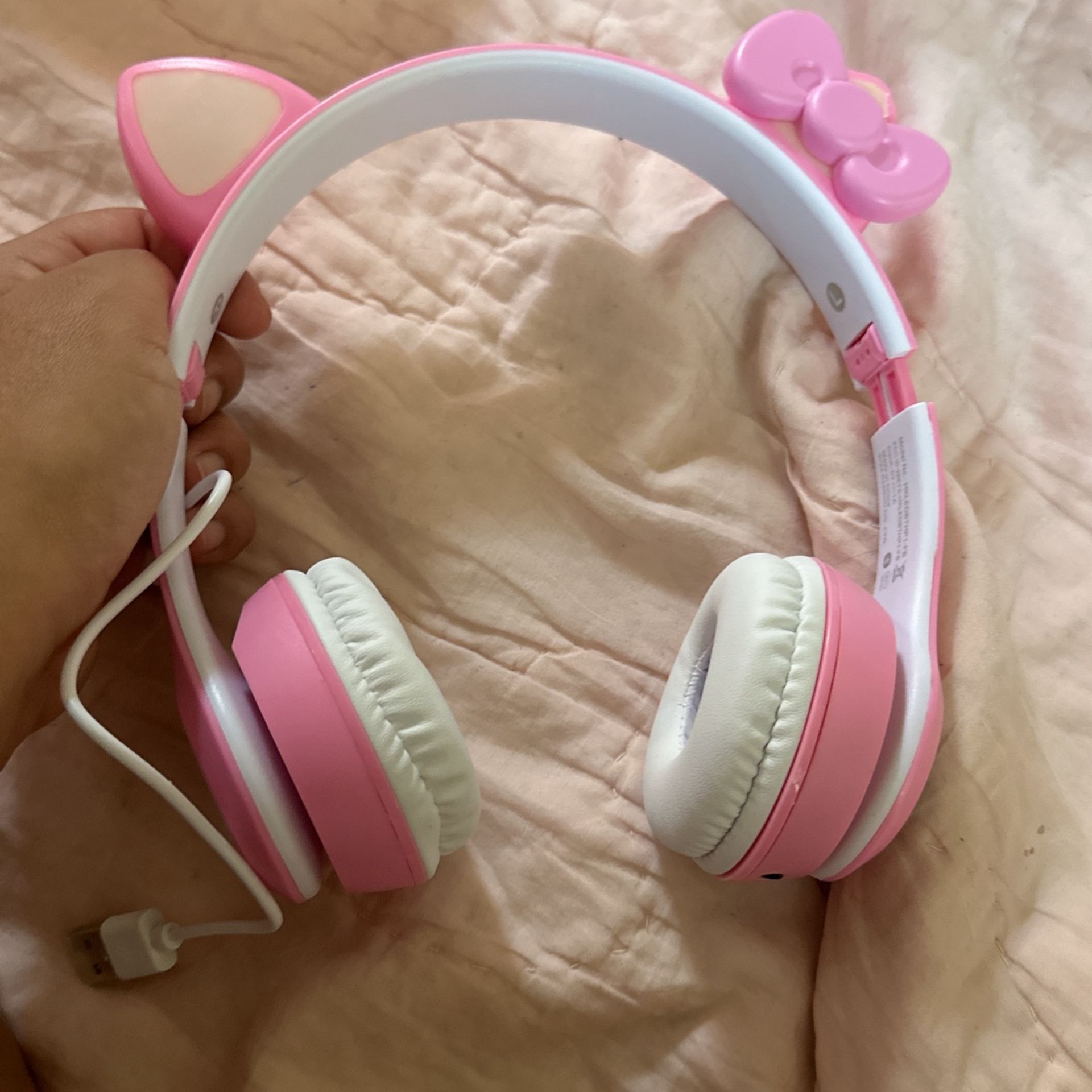 Hello kitty Light Up Headphones With Charger