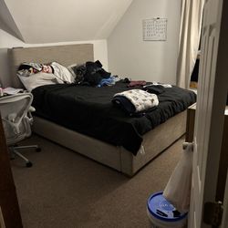 Queen bed W/frame 