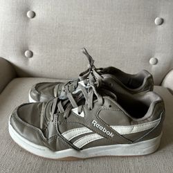 Reebok tennis shoes, US size 6.
