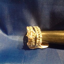 Silver colored weeding set with faux diamonds, size 8