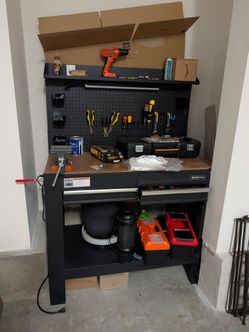 Workbench with vice