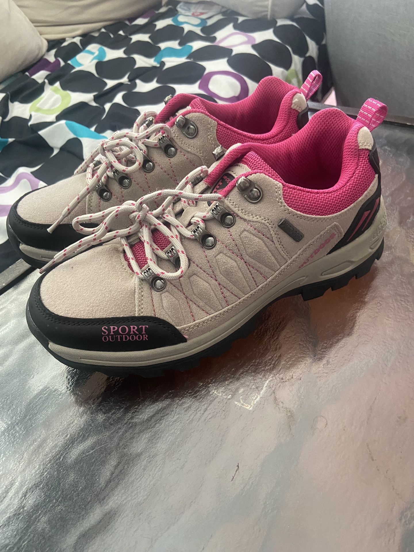 Women's sneakers come being size 8 is new$25