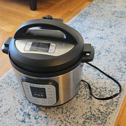 LARGE Instant Pot - 8 Quart Capacity - Good Condition for Sale in San  Francisco, CA - OfferUp