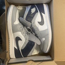 Air Jordan 1 Mid, White/Midnight Navy-Wolf Grey, Size 13