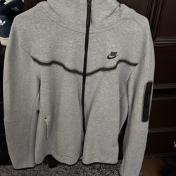 L Grey Nike tech