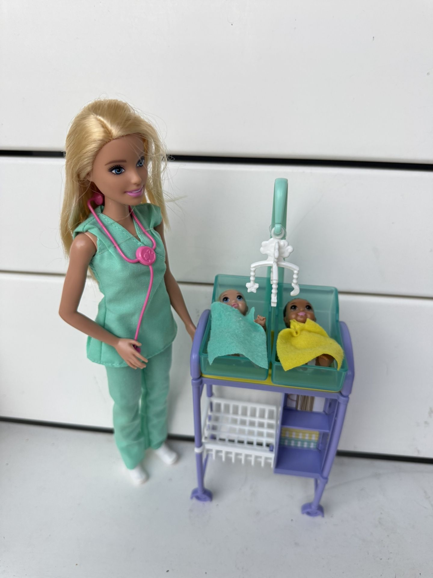 Barbie Careers Baby Doctor Playset with Blonde Fashion Doll, 2 Baby Dolls, Furniture & Accessories