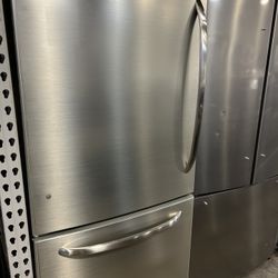 30” Bottom Freezer Fridge Preowned