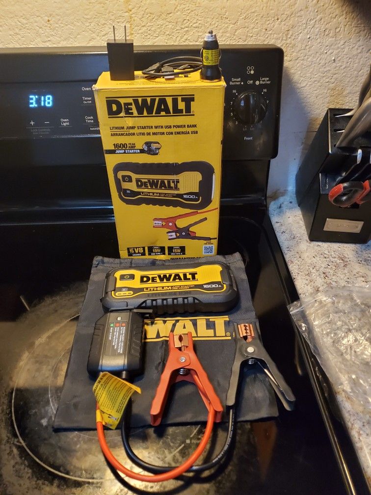 Dewalt Lithium Jump Starter With USB Power Bank Brand New. Hablo Español