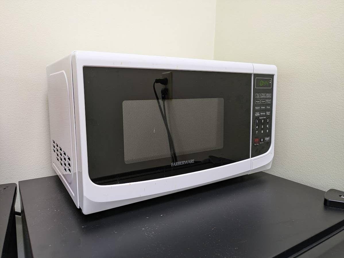 Farberware Microwave, 0.7 cubic feet, 700 watt - $30 (Bellevue)