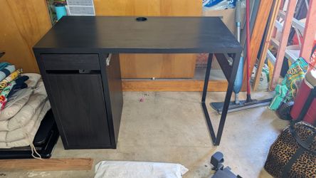 Black office desk