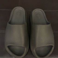 Yeezy Adidas Slides,used But Good Condition.size 8 Men,color Is https://offerup.com/redirect/?o=T255eC5Obw== Box