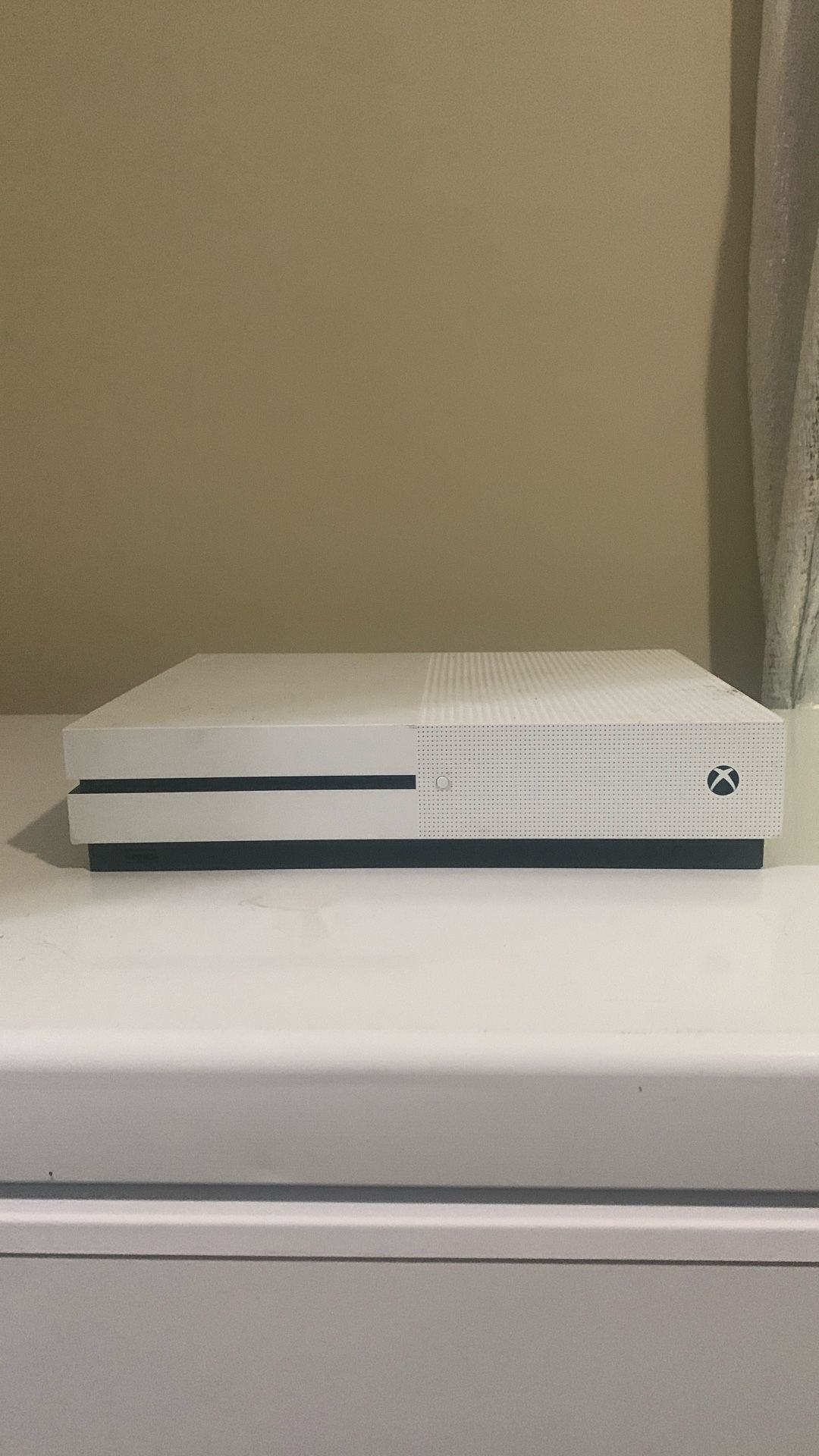 Xbox One S (PLUS CONTROLLER)