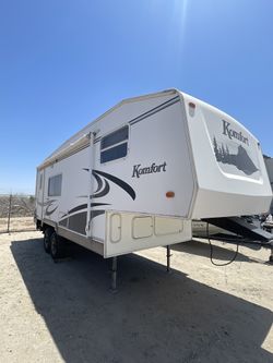 2006 Komfort 222FS Fifth wheel.