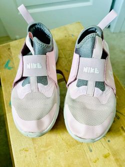 Nike Kids Girls Flex Runner EasyOn Pink Slip On Sneakers Size 1Y Nike Kids Girls Flex Runner EasyOn Pink Slip On Sneakers, Size 1Y. - Light pink mesh