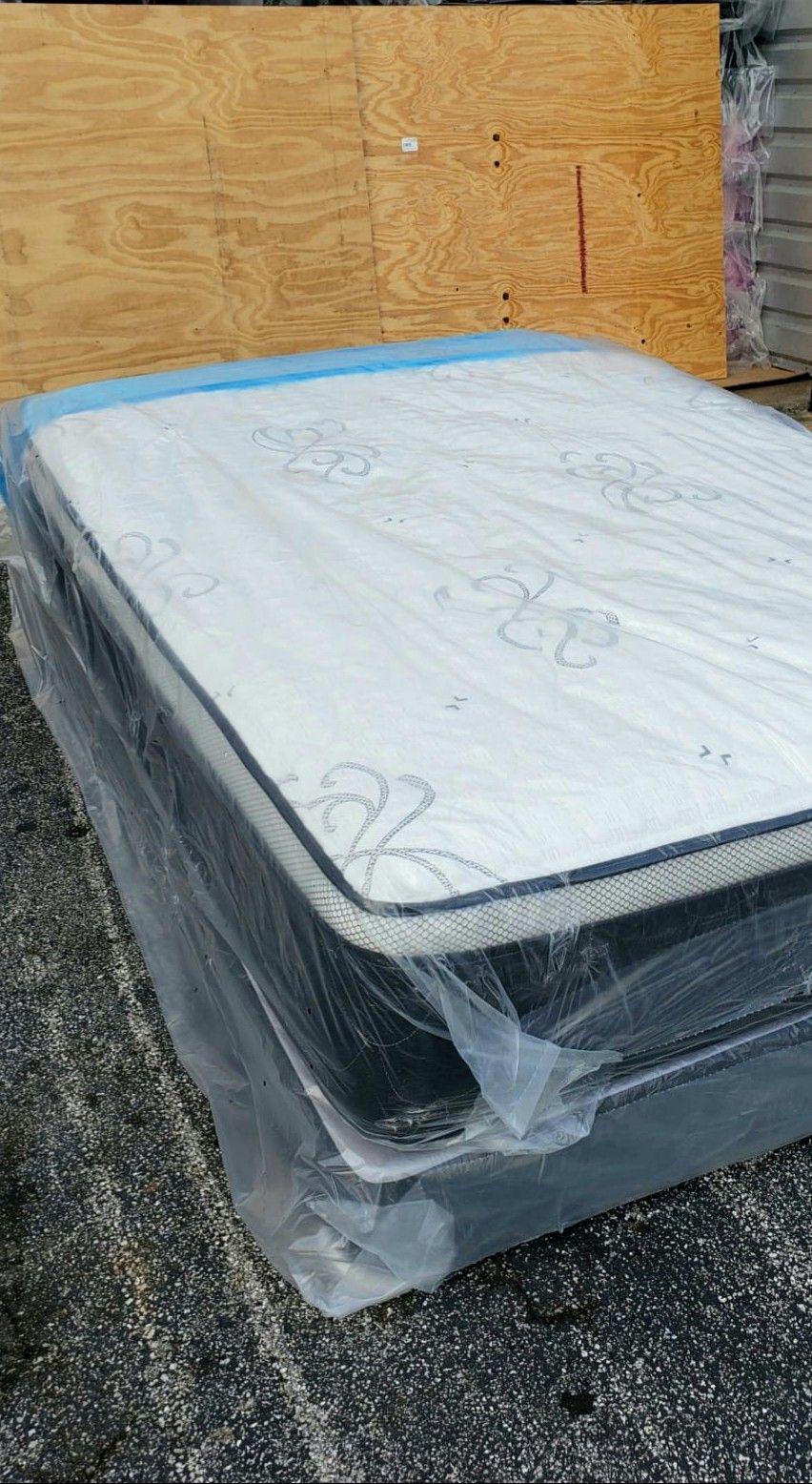 NEW FULL PILLOWTOP MATTRESS AND BOX SPRING SET, bed frame not included on price