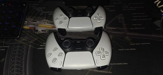 2 PS5 Dualsense Controllers